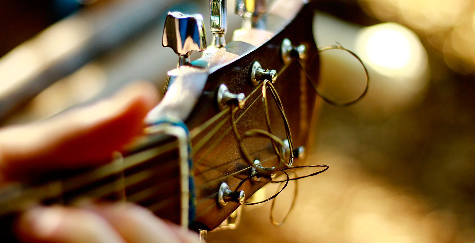 Gros Plan Sur La Poupée Des Médiators Pour Guitare électrique Et Le Câble  Jack à Côté